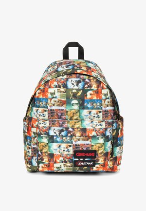 Rugzak met een meerkleurige fotocollage van dieren, zwarte banden en een merkpatch. Gemaakt van duurzaam textiel, met een gestructureerd ontwerp.