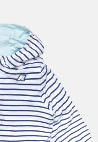 Giacca con cappuccio a righe in bianco e blu navy, realizzata in un tessuto morbido, con un interno blu chiaro e un piccolo logo sul petto.