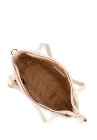 Sac fourre-tout en cuir beige avec fermeture éclair, doublure intérieure portant le nom de la marque imprimé, doubles poignées et un grand compartiment pour les objets.