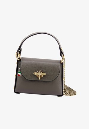 Sac en cuir gris avec un design structuré, un emblème de abeille doré et une surface texturée. Dispose d'une bandoulière en chaîne amovible et d'un charme représentant le drapeau italien.