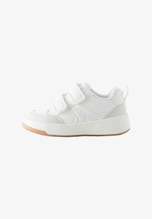 Baskets blanches en matériau synthétique avec deux bandages Velcro. Équipées d'une semelle en caoutchouc et de détails texturés le long des côtés.