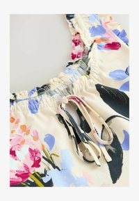 Ikke valgt, cream floral