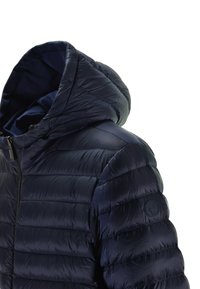 Giubbotto puffer navy con cappuccio, texture trapuntata e chiusura laterale con zip. Include un accento con logo circolare sulla spalla.