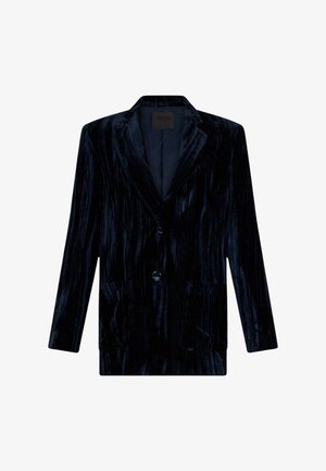 Chaqueta de terciopelo, azul marino oscuro, con solapa muesca, dos bolsillos frontales, cierre de un solo botón y rayas verticales texturizadas.