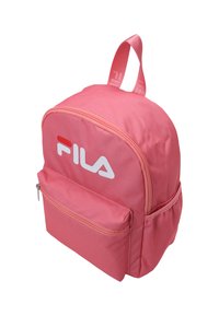 Rosa nylonryggsäck med ett handtag upptill, rundad form, framfickzip med dragkedja och framträdande vit FILA-logotyp.
