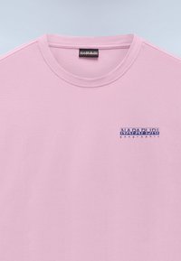 T-shirt rose clair à col rond avec petit logo « Napapijri geographic » bleu imprimé sur la partie supérieure gauche de la poitrine.