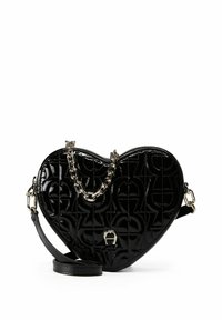 Bolso de mano negro en forma de corazón hecho de material brillante, con un diseño acolchado, cadena plateada como correa y correa de hombro desmontable.
