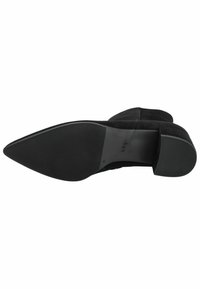 Chaussures à talons en daim noir avec un bout pointu et des côtés lisses et courbés, dotées d'une semelle en caoutchouc texturé pour une meilleure adhérence.