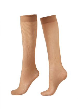 Par de medias de malla color beige hasta la rodilla con bandas elásticas reforzadas en la parte superior sobre fondo blanco.