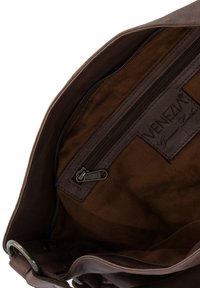 Intérieur d'un sac en cuir marron avec une poche zippée et une doublure en tissu. Comprend une étiquette de marque "VENEZIA Cuir véritable." Texture lisse, forme rectangulaire.