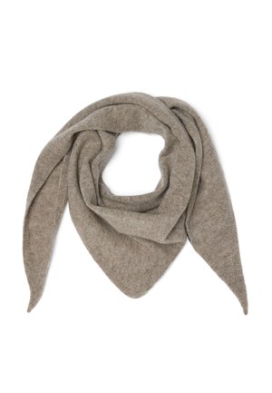 Weich gestricktes, dreieckiges Halstuch in Taupe, gefaltet mit langen spitzen Enden vor weißem Hintergrund.