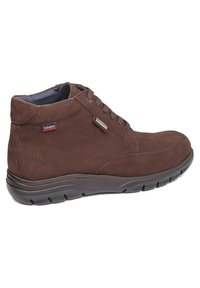 Bottes de cheville en daim marron avec une finition texturée, un design à lacets, un collier rembourré et une semelle en caoutchouc flexible pour le confort et le soutien.