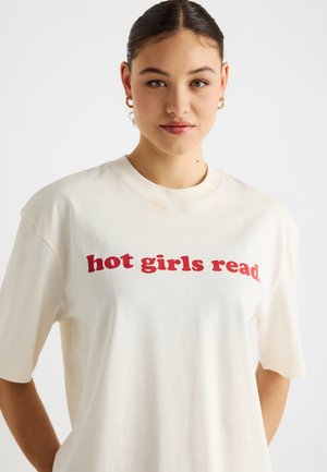 Bézs pamut rövid ujjú póló piros, játékos betűtípussal írt "hot girls read" felirattal.