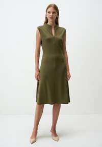 Olivgrünes ärmelloses Kleid mit V-Ausschnitt und Reißverschlussdetails, mit einem ausgestellten Schnitt und glatter Textur. Fehlerfreies Design.