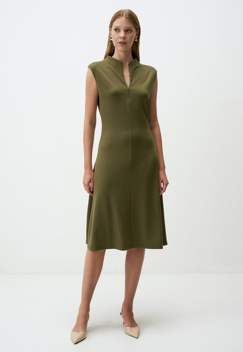Olivgrünes ärmelloses Kleid mit V-Ausschnitt und Reißverschlussdetails, mit einem ausgestellten Schnitt und glatter Textur. Fehlerfreies Design.
