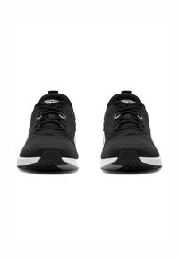 Melnas sporta kedas ar teksturētu augšdaļu, auklām, mīkstu apkaklīti un baltu zoli ar rakstainu protektoru. Logo redzams uz mēles.