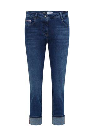 Jean en denim bleu foncé avec ourlets retroussés, poches avant, fermeture par bouton et détails discrets délavés sur les cuisses.