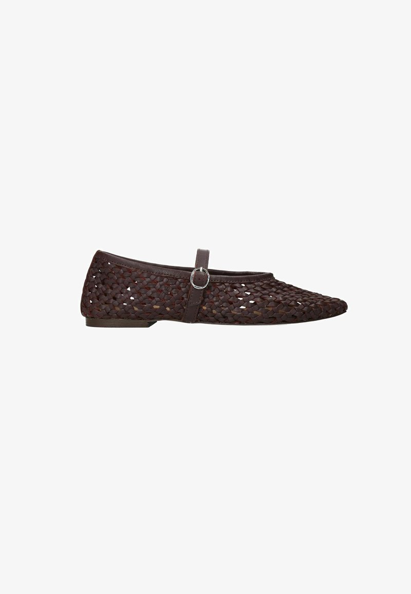 Ballerines brunes tressées à bout pointu, avec une sangle et un détail en boucle, fabriquées en matériau texturé, offrant un design léger.