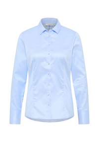 Camicia azzurra chiara a maniche lunghe con colletto a punta, chiusura centrale con bottoni e texture del tessuto liscia e leggermente lucida.
