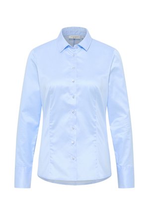 Camicia azzurra chiara a maniche lunghe con colletto a punta, chiusura centrale con bottoni e texture del tessuto liscia e leggermente lucida.