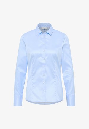 Camicia azzurra chiara a maniche lunghe con colletto a punta, chiusura centrale con bottoni e texture del tessuto liscia e leggermente lucida.