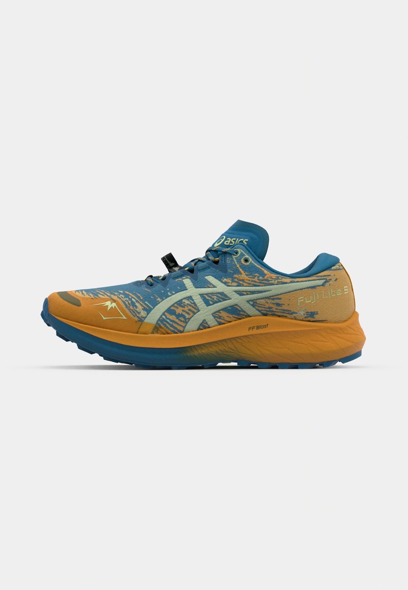 Chaussure de trail running avec une tige bleue ornée d'accents orange, de motifs complexes et d'une semelle texturée pour l'adhérence. Comprend un lacet sécurisé.