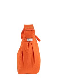 Bolsa ligera naranja con diseño plisado, correa de tela y un pequeño cierre de cremallera. Etiquetada con el logo "Lois" en gris.