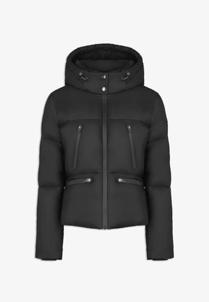 Černá péřová bunda s kapucí, zipovým zapínáním a dvěma náprsními kapsami. Hladká textura s krátkou siluetou a nastavitelného kováním.