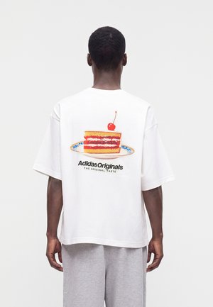 adidas Originals, CAKE OVERSIZED TEE UNISEX - Μπλουζάκι με στάμπα - off white