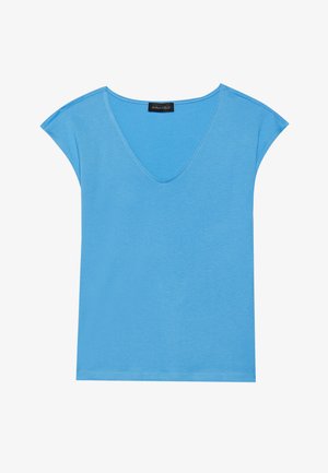 Lyseblå v-hals t-shirt med korte ærmer, lavet af blødt stof. Har en ren skæring med lige kant og minimale syninger.