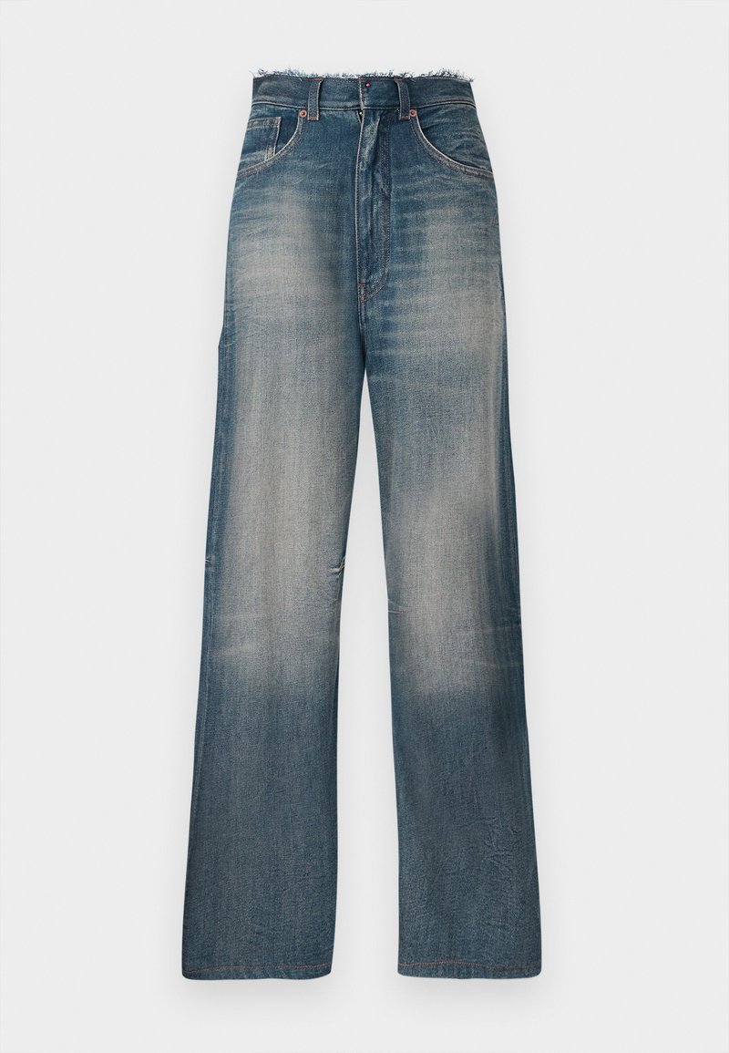 Jean en denim à jambes larges de couleur bleu moyen, présentant un délavage usé, un ourlet effiloché et des coutures contrastées. Design à cinq poches avec une taille haute.
