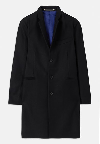 Cămașă neagră din lână cu un design ajustat, cu rever tăiat, închidere cu cinci butoane, buzunare laterale și căptușeală din satin albastru.