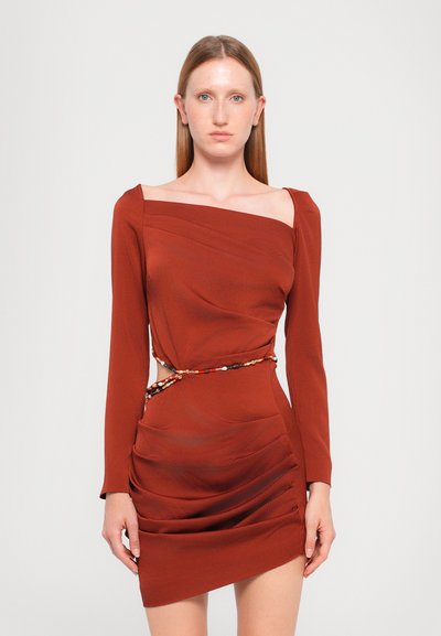 Vestido color óxido con un diseño estructurado de hombros descubiertos, mangas largas, textura fruncida y un cinturón decorativo con cuentas en la cintura.