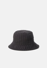 Schwarzer Bucket Hat aus strukturiertem Stoff mit vertikalen Streifen. Verfügt über einen breiten, nach unten geneigten Rand und eine entspannte Krone.