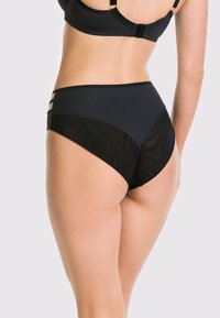 Czarne majtki typu high-waist z teksturowanym wzorem blokowym i przezroczystymi panelami z siateczki. Posiadają podwójne paski po bokach.