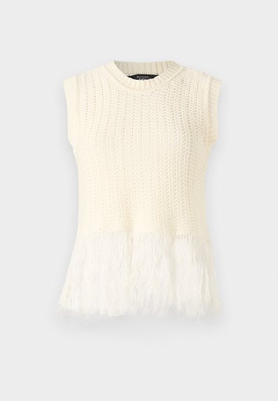 Ærmeløs strikket top i creme, med en struktureret krop og en blød, fluffy kant. Udhulingen er rund med ribbet detaljering.