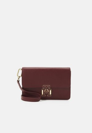 Bordeaux leren schoudertas met gouden hardware. Voorzien van een klep sluiting en een logo accent aan de voorkant. Verstelbare band inbegrepen.