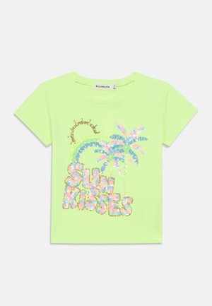 Neonově zelené bavlněné tričko s flitrovým motivem palm, slunce a textem "SUN KISSES" v barevných odstínech. Kulatý výstřih.
