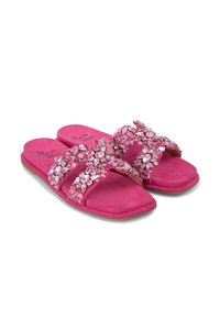 Roze suede slide sandalen hebben twee versierde straps met meerkleurige edelstenen. Zachte voetbed en platte zool voor comfort.