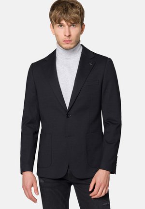Czarna marynarka o teksturowanym materiale, z zapinaniem na jeden guzik i dwiema przednimi kieszeniami. Nosi się ją na jasnoszary golf. Slim fit.