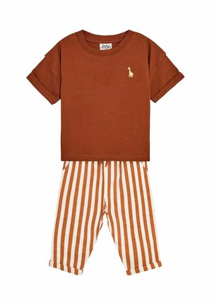T-shirt a maniche corte di colore ruggine con un emblema di una giraffa dorata abbinato a pantaloni a strisce crema e ruggine con risvolti. Realizzato in morbido cotone.