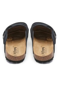 Sandales à enfiler en suède bleu marine avec semelle en liège, boucle latérale ajustable et semelle en caoutchouc pour une bonne adhérence. Design plat et ouvert.