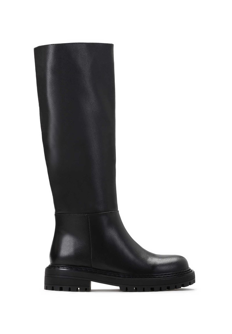 Bottes noires montantes en cuir lisse. Présentent un bout arrondi, une semelle robuste avec des reliefs et un design minimaliste.