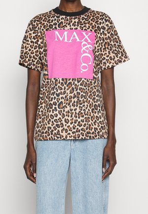 Koszulka z wzorem w cętki z lamparta, z różowym prostokątnym graficznym motywem z napisem "MAX & Co." w białym kolorze. Wykonana z bawełny, z krótkim rękawem i okrągłym dekoltem.