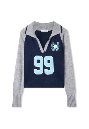 Maglione blu navy e grigio con scollo a V, dotato di maniche lunghe, polsini a coste, il numero "99" in azzurro chiaro e un design a ghirlanda sulla parte anteriore.