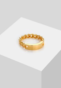 Bague en or avec un anneau lisse et plat au design en chaîne tressée. Surface réfléchissante avec une finition polie.