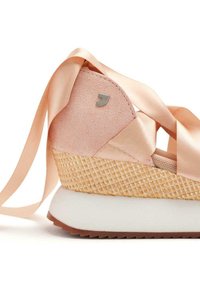 Zapato de ballet en un suave tono rosa claro con cintas de satén, tacón de ante, entresuela de algodón tejida en color beige y suela de goma blanca. Detalle del logo plateado en el talón.