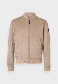 Μπεζ καπιτονέ μπουφάν τύπου bomber με φερμουάρ μπροστά, ριμπ μανσέτες και τελείωμα. Πλαϊνές τσέπες με κουμπιά με σούστα και υφασμάτινη υφή.