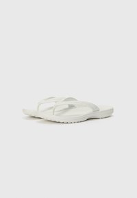 Weißer Flip-Flop mit strukturiertem Fußbett, doppelten Riemen und einer flexiblen Gummisohle mit einem gemusterten Profil für besseren Halt.