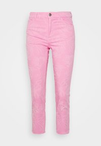 Vaqueros de denim rosa con un patrón floral, diseño de ajuste slim, estilo de cinco bolsillos y un solo botón metálico en la cintura.